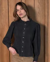 Camisa de jean negra con cuello con volados, mangas abullonadas, puños ajustados y cierre frontal con botones.