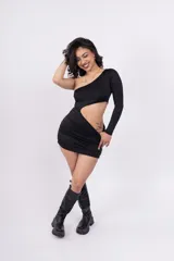 Minivestido negro de un solo hombro, con una manga larga, abertura en la cintura y falda drapeada.