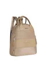 Mochila Oreiro de diseño urbano en color beige con detalles en marrón oscuro, manija superior y correas ajustables estampadas.