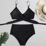 Bikini de dos piezas color fucsia. El top presenta un diseño cruzado en el frente con breteles finos ajustables, mientras que la bombacha es de tiro alto con detalle de frunces laterales.
