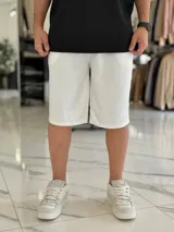 Bermuda deportiva de corte baggy y estilo jogging, en color beige, con bolsillos laterales y cintura elástica.