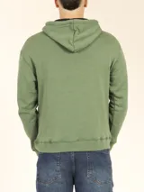 Sweater deportivo con capucha y cordones ajustables, bolsillo canguro frontal. Color verde oliva jaspeado.