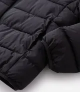 Campera acolchada tipo puffer, color marrón topo, con cuello alto y cierre frontal de cremallera. Presenta costuras horizontales que crean un efecto acolchado.