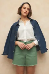 Short blanco de tiro alto, de algodón y elastizado, con terminación desflecada.