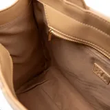 Bolso tipo tote grande color taupe con diseño de rombos en relieve, doble asa de mano y correa bandolera ajustable y extraíble. Tiene cierre superior, bolsillo interno con cierre, dos bolsillos internos abiertos, herrajes plateados, interior forrado en tela de algodón y poliéster, y logo XL Extra Large al frente.