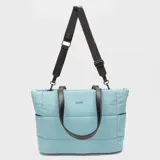 Bolso tipo tote Bubba modelo Pair Travel de color celeste, confeccionado en nylon resistente y liviano con diseño acolchado. Cuenta con doble asa de mano en material sintético negro y una correa ajustable removible con el nombre de la marca grabado. Incluye el logo de la marca en la parte frontal.