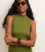 Vestido midi de malla rib color borgoña, con cuello alto y sin mangas.