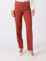 Pantalón sastrero de corte slim, color blanco, con pretina anatómica y panel interno modelador. Presenta bolsillos laterales tipo ojal, bolsillos traseros simulados y nervadura vertical marcada en el frente.