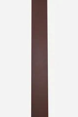 Cinto marrón de cuero con hebilla metálica plateada.