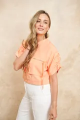 Chaqueta bomber corta color verde agua, con cierre frontal dorado, bolsillos grandes con cierre y mangas cortas ajustables con lazos.