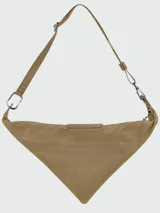 Cartera crossbody de diseño triangular, color verde oliva, con cierre superior y bolsillo frontal con solapa y botón a presión. Incluye correa ajustable para llevar cruzada.