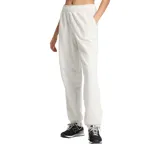 Pantalón de jogging New Balance French Terry Jogger, color gris claro melange, con cintura elástica con cordón ajustable y puños elásticos en los tobillos. Cuenta con bolsillos laterales y el logo pequeño bordado en la pierna.