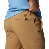 Pantalón de trekking color marrón claro, con cintura ajustable, rodillas articuladas, bolsillos laterales, bolsillo de seguridad con cremallera, refuerzo en la entrepierna, trabilla para cinturón multifuncional y bolsillos traseros.