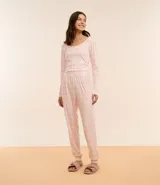 Conjunto de pijama largo de rib con estampado de cuadros, compuesto por una blusa de manga larga con botones en el cuello y puños, y un pantalón con cintura elástica y puños ajustados.