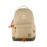 Mochila urbana de color azul marino con detalles en verde militar en la base. Presenta un parche rectangular de cuero claro con dos líneas verticales en la parte superior y un bolsillo frontal con cierre. Incluye un pequeño logo cuadrado en la parte inferior derecha del bolsillo frontal.