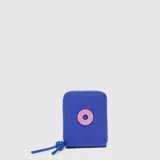 Billetera compacta de color azul con textura saffiano, cierre perimetral y detalle de logo circular en color rosado. Cuenta con un sistema de tarjetero tipo acordeón en su interior.
