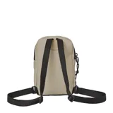 Bandolera New Balance modelo Micro Backpack, color beige con detalles en blanco y negro. Presenta el logo 'N' en la parte superior y el nombre de la marca en el bolsillo frontal. Cuenta con dos compartimentos con cierre y correa ajustable.