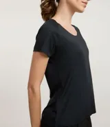Remera deportiva de microfibra color blanco, con cuello redondo, mangas cortas y paneles laterales con textura perforada para mayor ventilación.