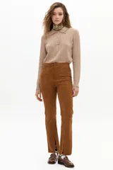 Sweater de punto gris, con diseño de ochos, cuello polo y cierre frontal parcial con botones. De manga larga y calce clásico.
