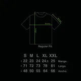 Remera negra de corte regular fit, con estampa de un perro en color salmón.