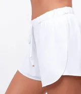 Short de playa verde oliva con cintura elastizada ajustable con cordón. Diseño cruzado en el frente.