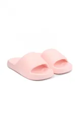 Sandalias de goma color rosado, tipo chinela, con diseño de una sola banda ancha y suela con plataforma ligera.
