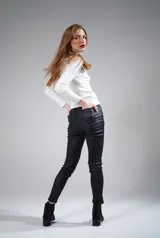 Pantalón chupín color marrón engomado y elastizado, con bolsillos traseros y presillas.