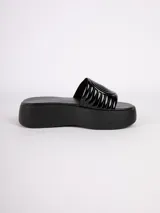 Sandalias negras con plataforma de 5cm y tira ancha con diseño con relieve.