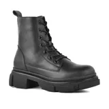 Bota de cuero color marrón claro, con cordones y suela track.
