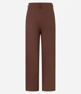 Pantalón wide leg de tiro alto color marrón chocolate, confeccionado en tejido de lino y viscosa. Incluye cinturón de cuero sintético con hebilla metálica.