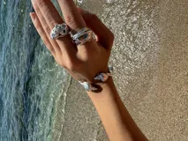 Brazalete rígido abierto de plata 925 con terminales en forma de caracolas.