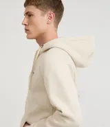 Saco masculino color beige, con capucha ajustable con cordón, cierre frontal por cremallera, manga larga con puños ajustados, bolsillo canguro y estampado lettering en el pecho.