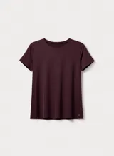 Camiseta deportiva de manga corta en color bordó, con diseño de cuello redondo y paneles laterales con perforaciones para mayor ventilación. Presenta un pequeño logo reflectante en la parte inferior.