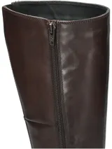 Bota alta de cuero marrón oscuro, con caña recta y ajuste elástico en la parte superior. Posee cierre interior, punta semi-puntiaguda y taco redondo de altura media.