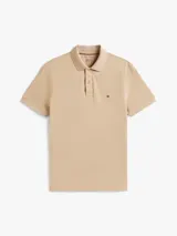 Chomba color arena de Tommy Hilfiger Sport, confeccionada en piqué de mezcla de algodón elástico con tecnología Flex, que absorbe la humedad y es antiolor. Tiene corte regular, cuello de chomba, cartera de dos botones y logo de la marca bordado en el pecho.