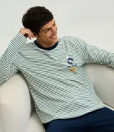 Pijama masculino compuesto por una remera de manga larga a rayas horizontales con cuello redondo en contraste y estampado de Snoopy, y un pantalón largo liso con cintura elástica.
