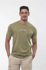Remera blanca de manga corta y cuello redondo, con pequeño estampado frontal de la marca Ufo.