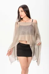 Poncho negro de tejido traslúcido con brillo sutil, mangas amplias y caída asimétrica.