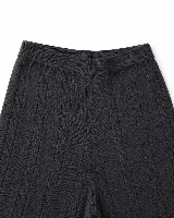 Pantalón tejido de corte amplio y relajado, con diseño de trenzas verticales en toda la prenda. Presenta cintura elástica y una pequeña etiqueta de cuero sintético en el ruedo.