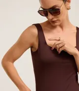 Blusa sin mangas color borgoña, confeccionada en poliamida y elastano, con escote cuadrado en el busto y en la espalda.