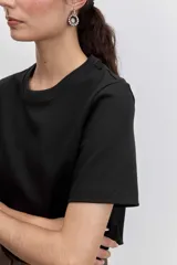 Remera negra de manga corta y cuello redondo, de corte holgado.