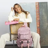 Mochila de gran capacidad color beige, confeccionada en nylon. Cuenta con múltiples compartimentos frontales con cierre y hebillas ajustables, bolsillos laterales y correas acolchadas para mayor comodidad.
