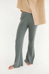 Pantalón de punto acanalado color verde, de corte Oxford y cintura elástica.