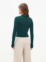 Polera roja de cuello alto y manga larga.