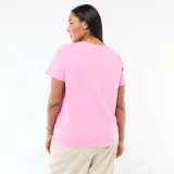 Camiseta de manga corta color rosa con cuello redondo. Presenta un estampado frontal en tono fucsia con la frase 'Calle del Sol' y 'Guadalajara' junto a un gráfico de un sol.