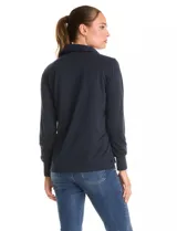 Remera de modal con cuello solapa, escote en V y cierre frontal con botones. Presenta mangas largas con puños elásticos y un corte recto con dobladillo ligeramente más largo en la parte posterior.