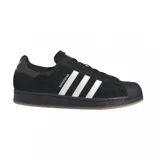 Championes Adidas modelo Superstar ADV, color negro con las icónicas tres tiras laterales en blanco. Presentan una capellada de gamuza, puntera de goma clásica y suela de goma con acabado oscuro.