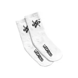 Medias blancas de algodón de media caña con logo de la marca bordado en negro.