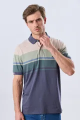 Remera polo de manga corta con diseño de franjas horizontales en tonos beige, verde y azul, cuello camisero y cierre frontal de botones.