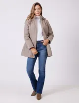 Campera capitoneada de largo midi en color bordó, con diseño de rombos en el cuerpo y mangas, y costuras diagonales en los laterales. Cuenta con cierre frontal, capucha desmontable con interior suave y panel entallado en la cintura.